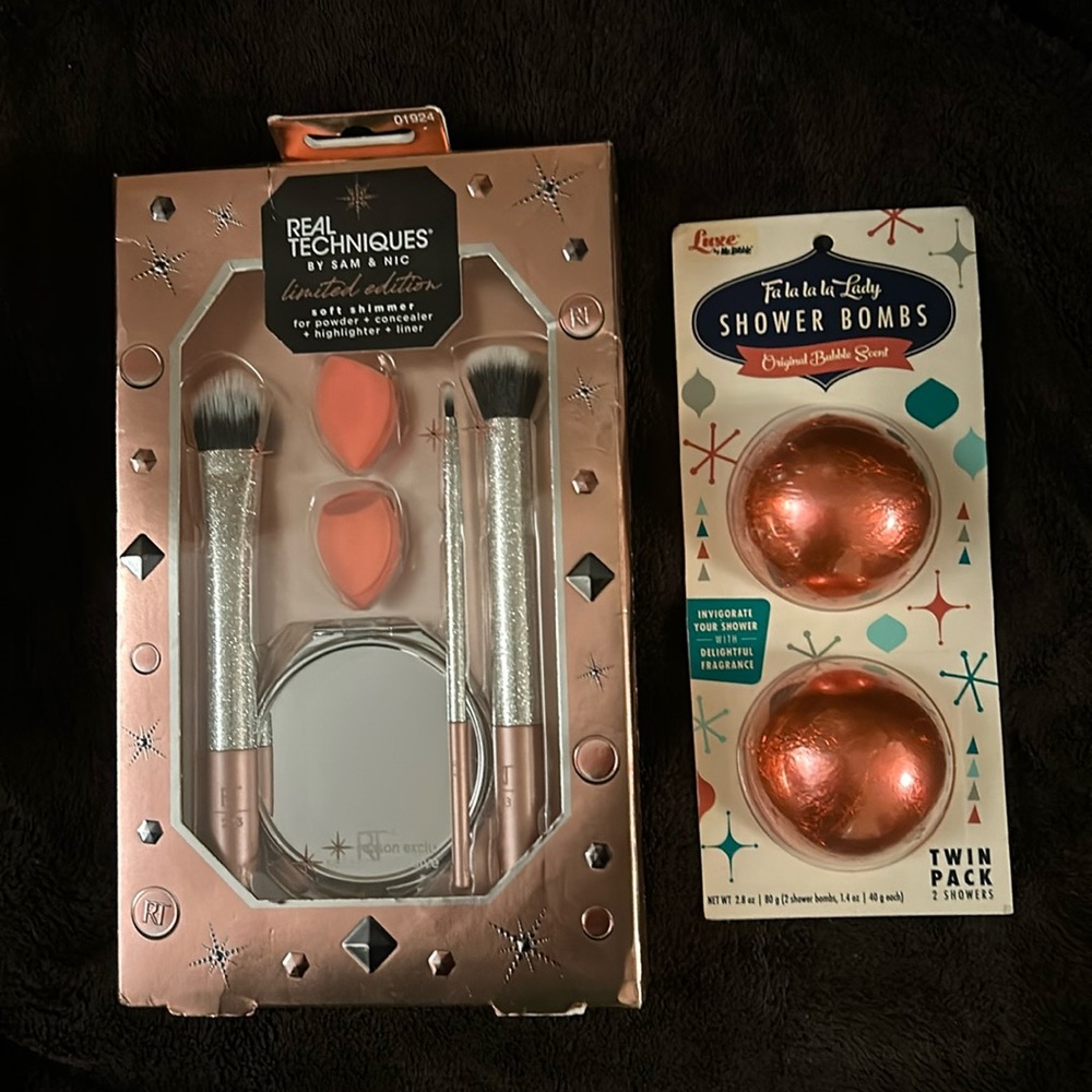 Real Techniques Soft Shimmer Brushes & Sponges Gift Set + Shower Bombs Set